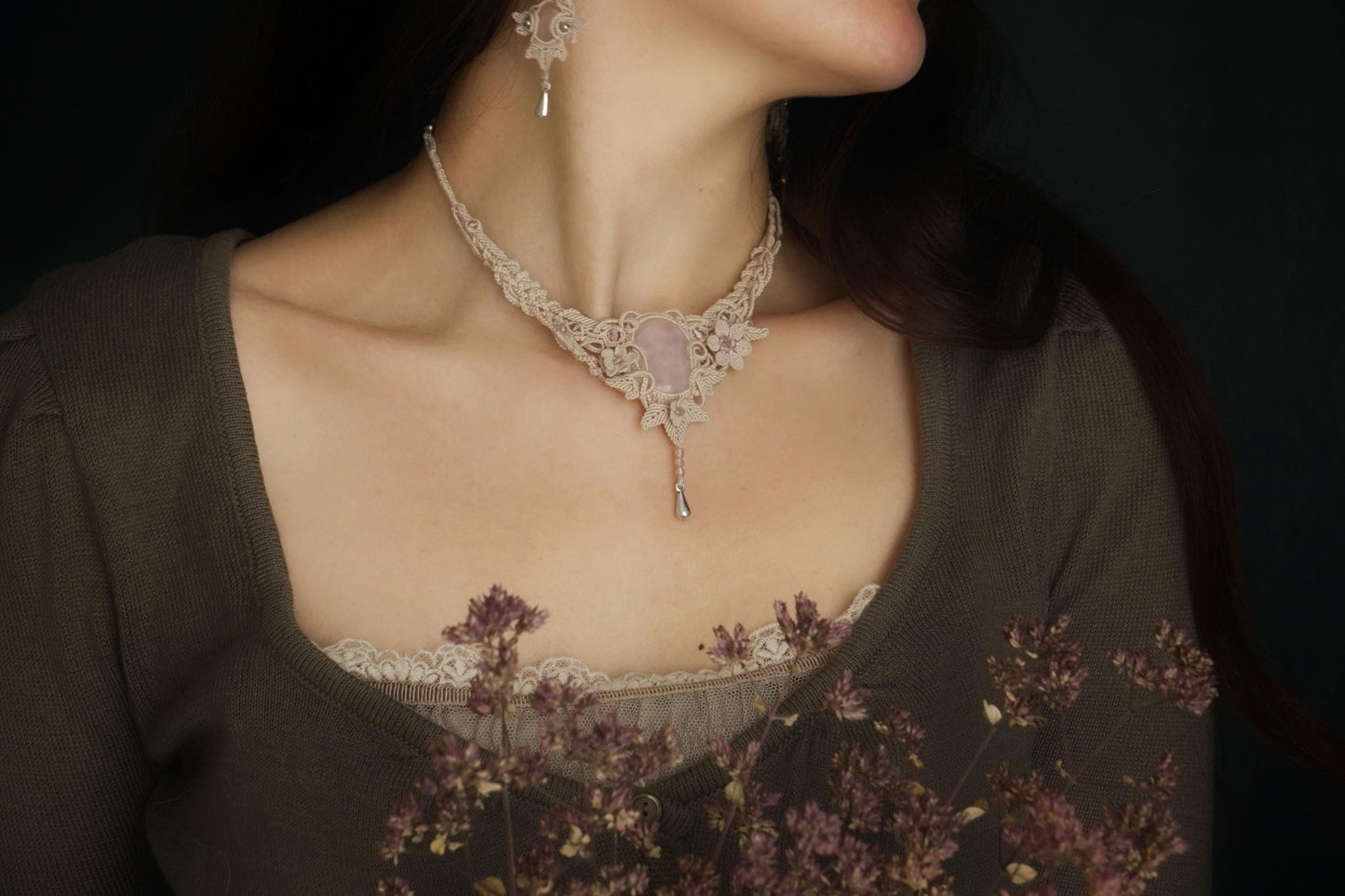 Collier en Micro-Macramé avec Quartz Rose - Coton & Astrance