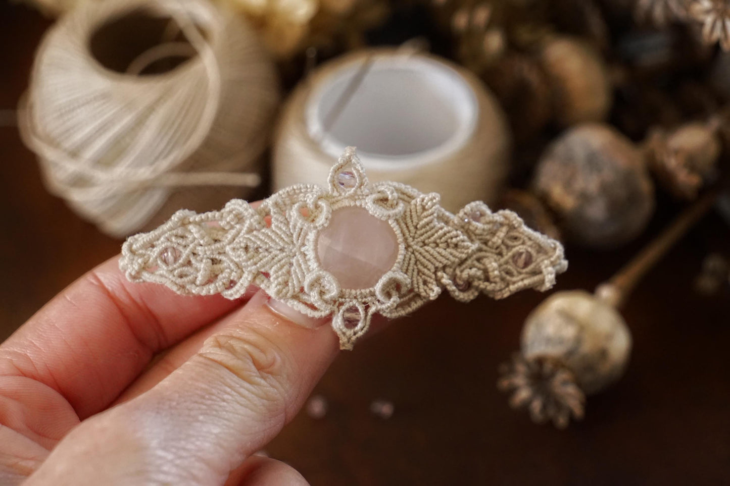 Barrette cheveux bohème en quartz rose – Bijou elfique fait main - Coton & Astrance