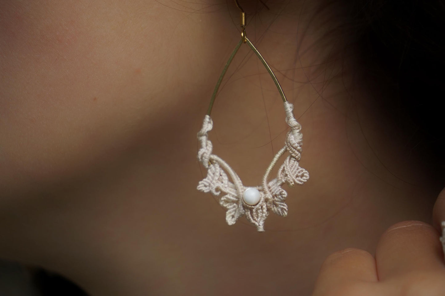 Boucles d’Oreilles en Micro Macramé avec nacre - Coton & Astrance