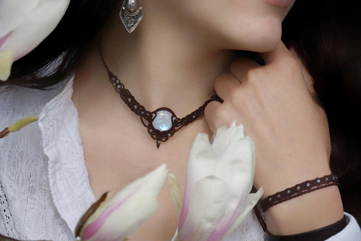 Collier Ras-de-Cou en Micro Macramé avec Labradorite Blanche - Coton & Astrance