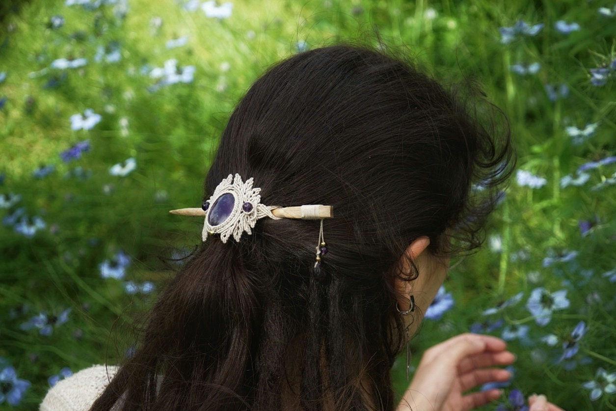 Broche à Cheveux en Micro Macramé, Bois de Frêne et Améthyste - Coton & Astrance