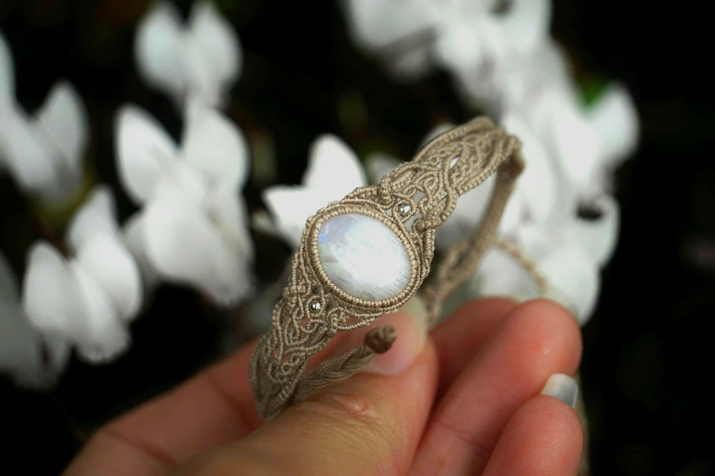 Bracelet Elfique en Micro Macramé avec Labradorite Blanche - Coton & Astrance