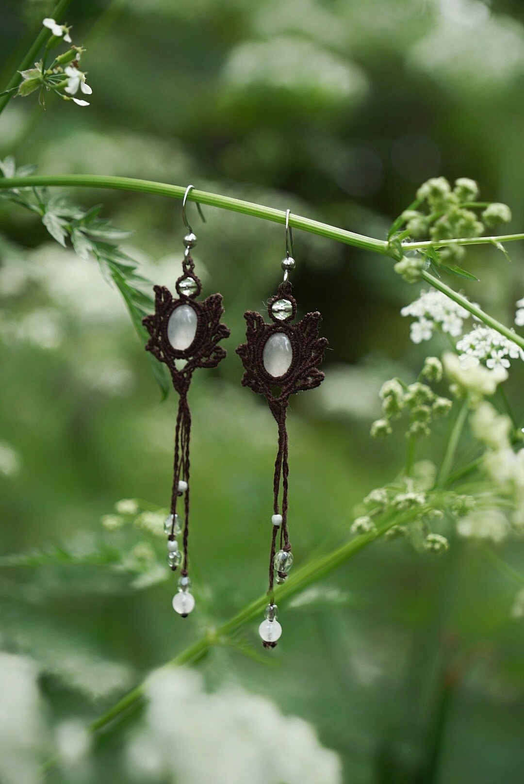 Boucles d'Oreilles en Micro Macramé avec Jade Blanc - Coton & Astrance