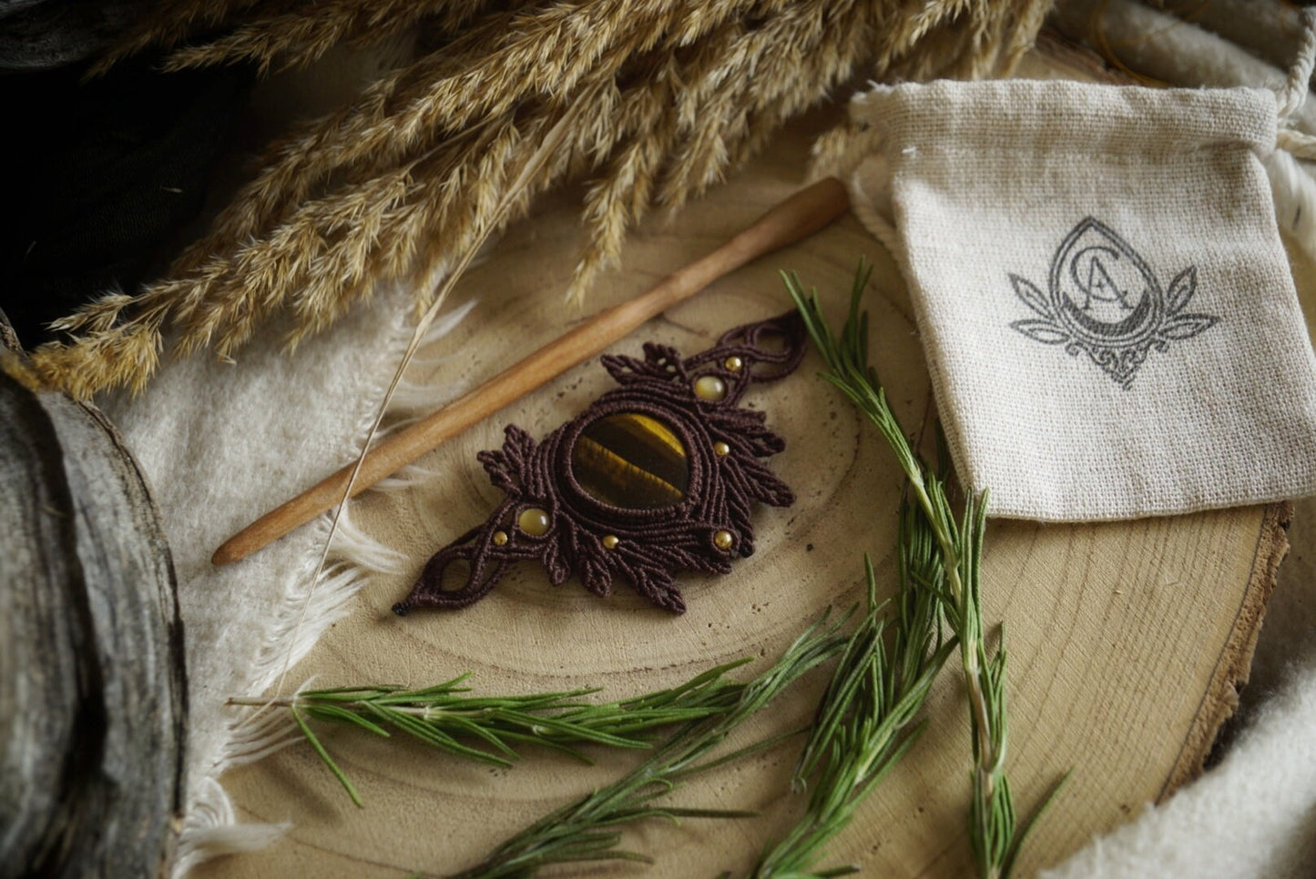 Barrette à Cheveux en Micro macramé Bois de Pommier et Œil de Tigre - Coton & Astrance