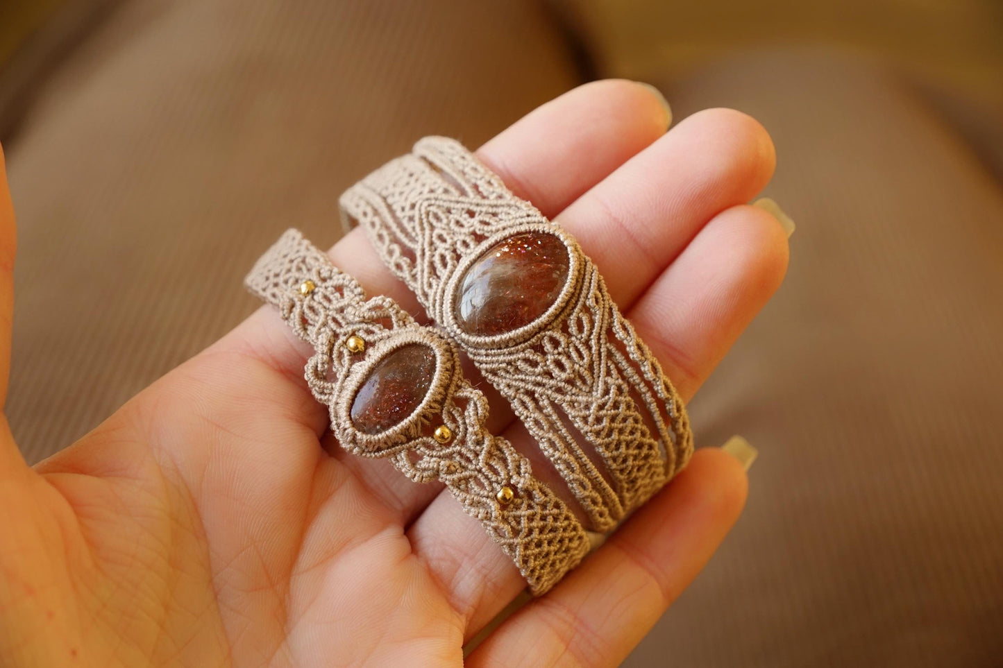 Bracelet manchette en micro macramé avec pierre de soleil de l’Oregon - Coton & Astrance