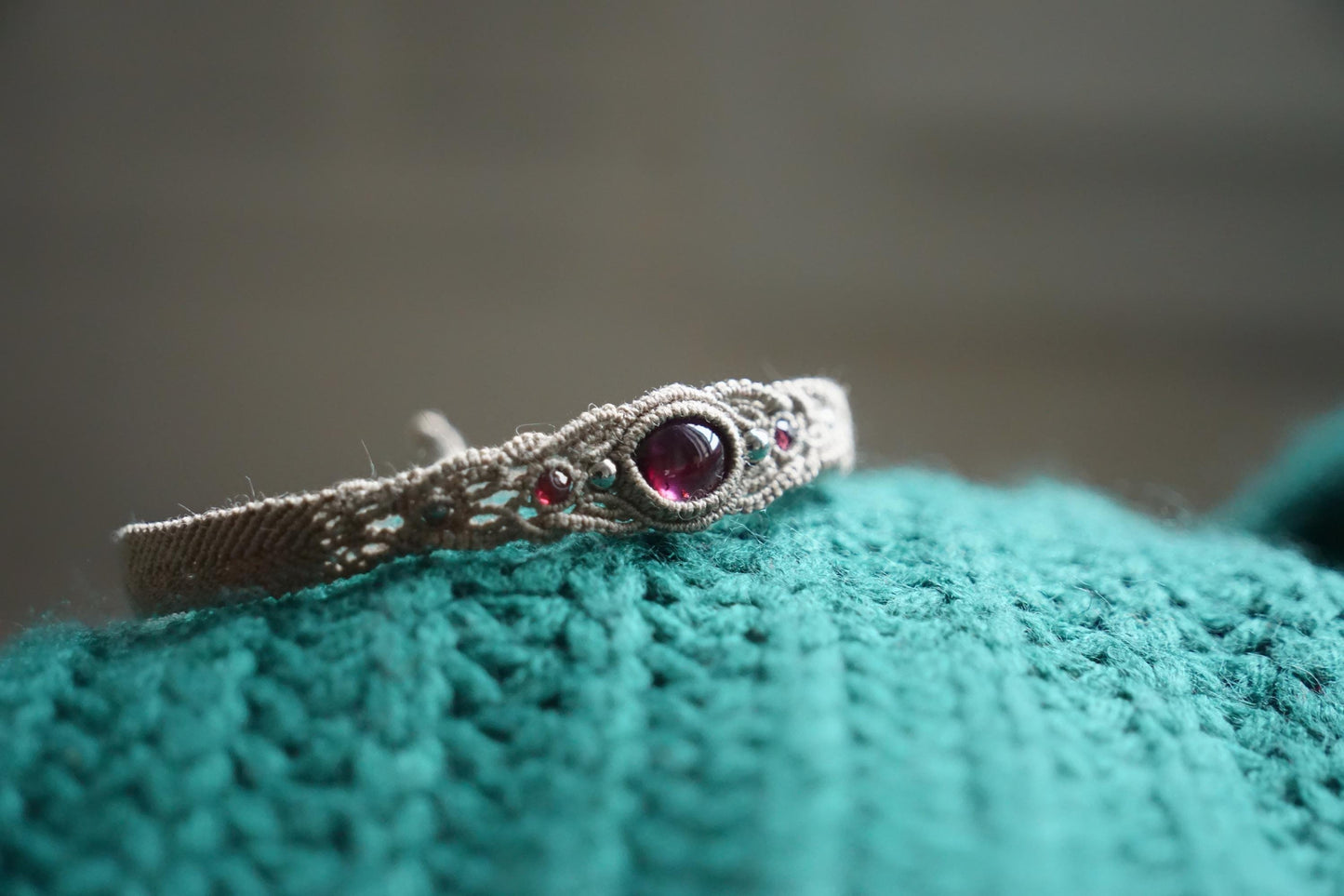 Bracelet femme en micro macramé et pierre naturelle rouge - Coton & Astrance