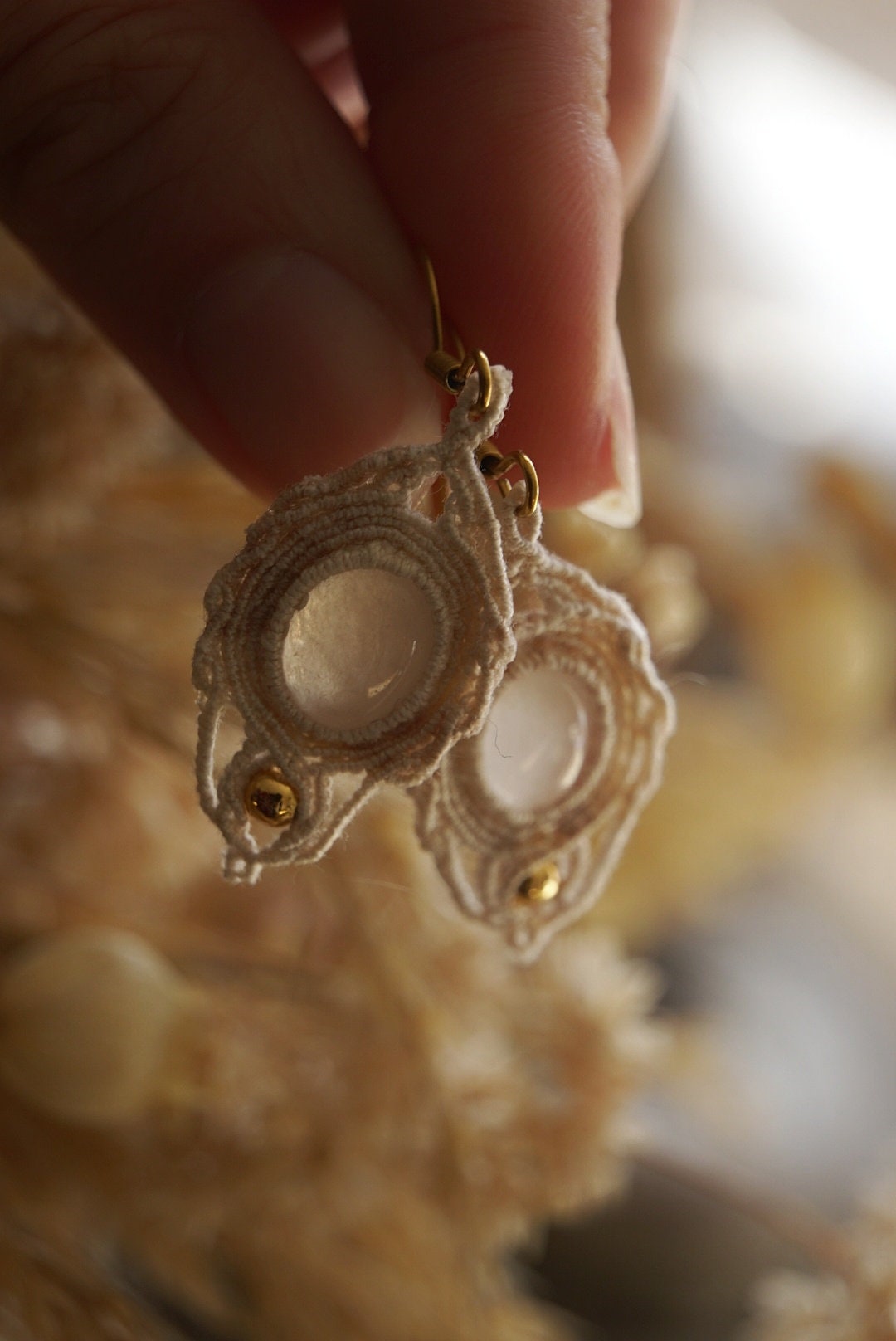 Boucles d'Oreilles en Micro Macramé en Jade Blanc - Coton & Astrance