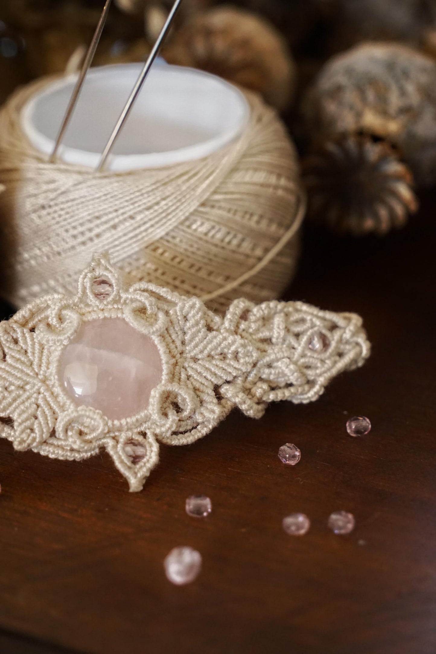 Barrette cheveux bohème en quartz rose – Bijou elfique fait main - Coton & Astrance