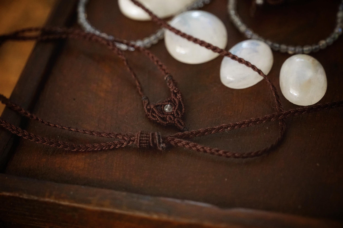 Collier Ras-de-Cou en Micro Macramé avec Labradorite Blanche - Coton & Astrance