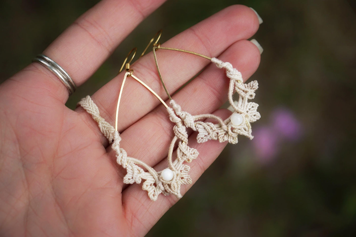 Boucles d’Oreilles en Micro Macramé avec nacre - Coton & Astrance