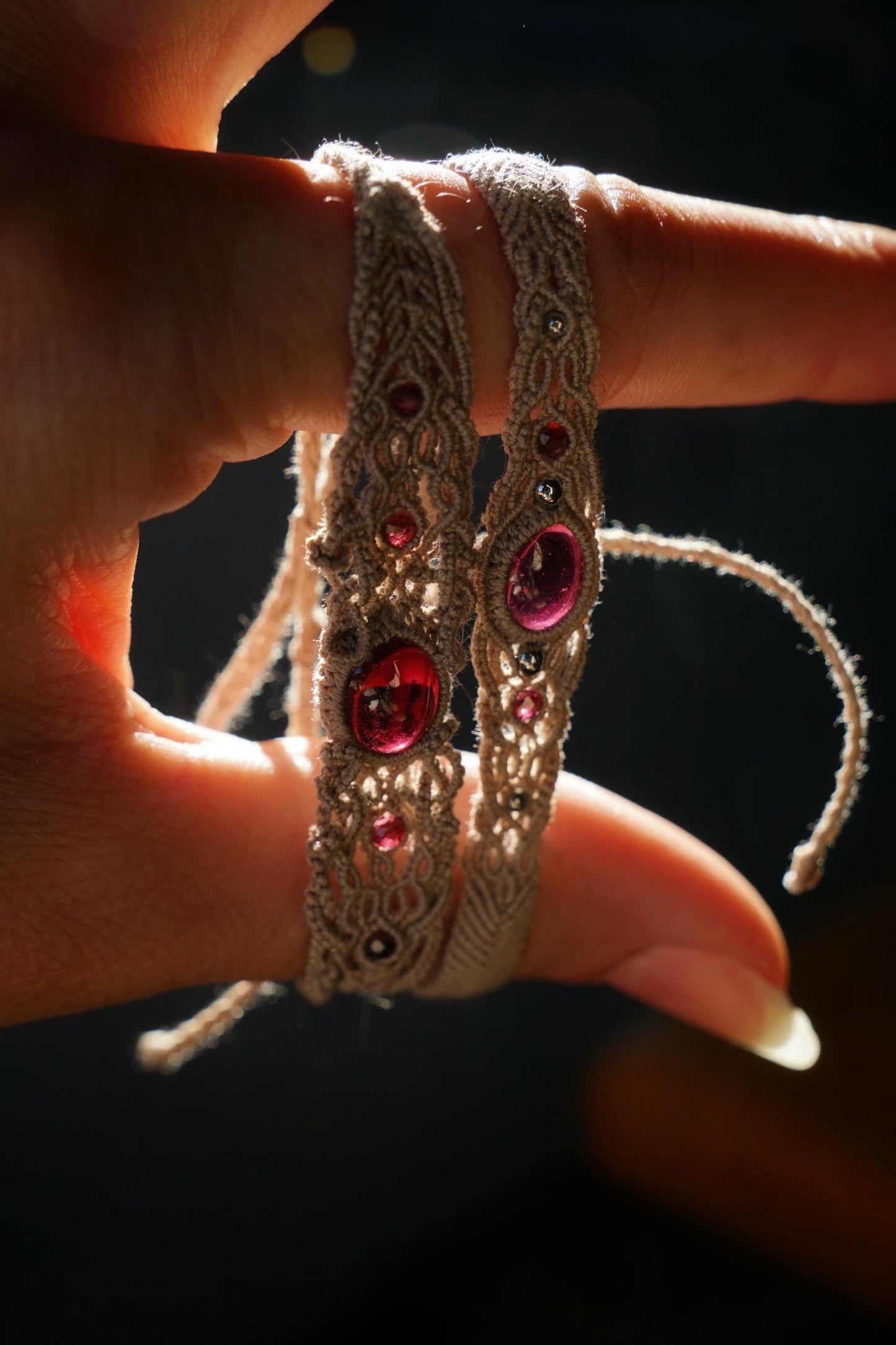 Bracelet Réglable en Micro Macramé avec Grenat Hessonite rouge - Coton & Astrance