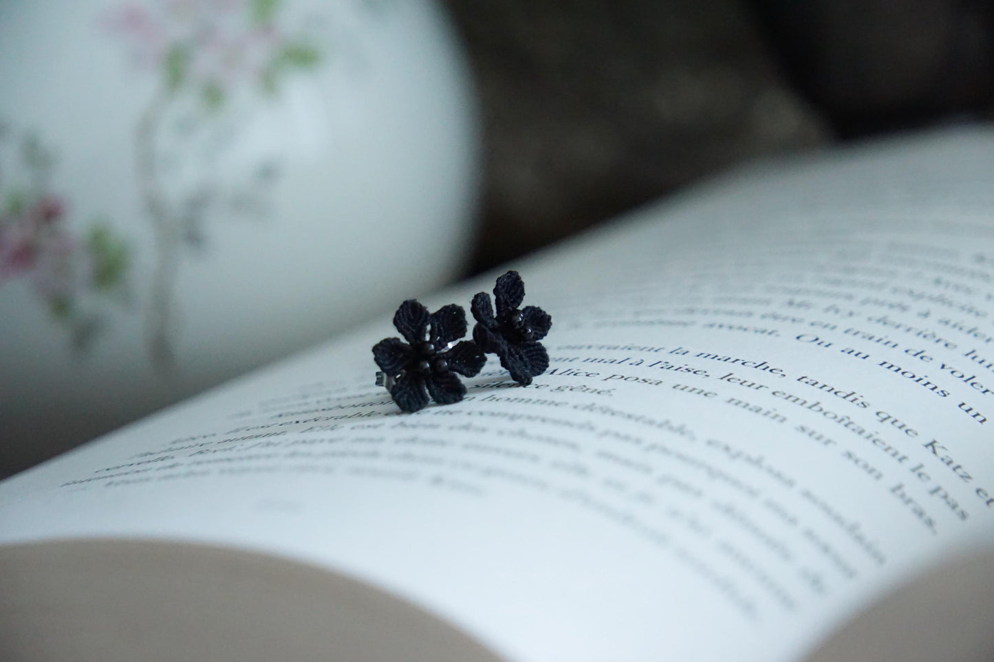 Puces d’oreilles gothiques fleurs noires et agates - Coton & Astrance