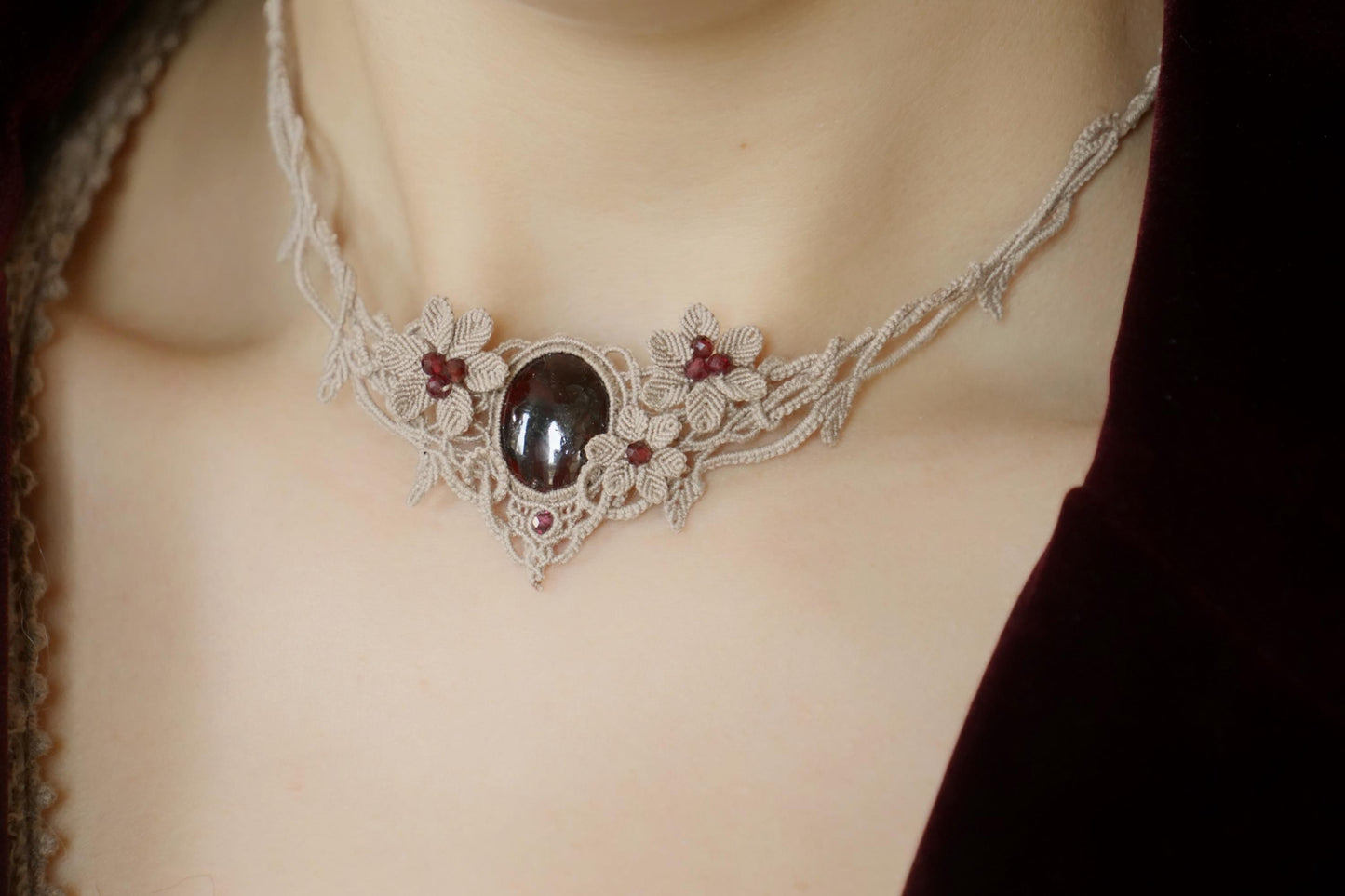 Collier Elfique en Micro macramé avec Grenat Rouge - Coton & Astrance