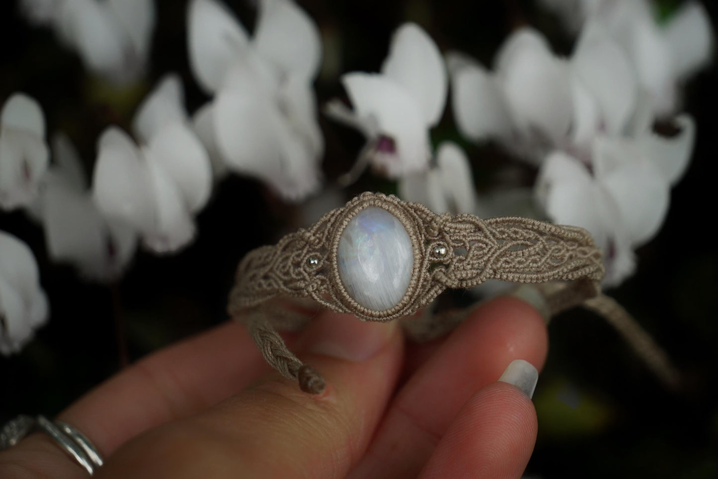 Bracelet Elfique en Micro Macramé avec Labradorite Blanche - Coton & Astrance