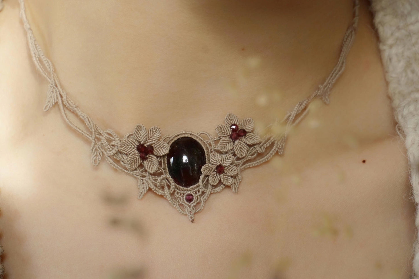 Collier Elfique en Micro macramé avec Grenat Rouge - Coton & Astrance