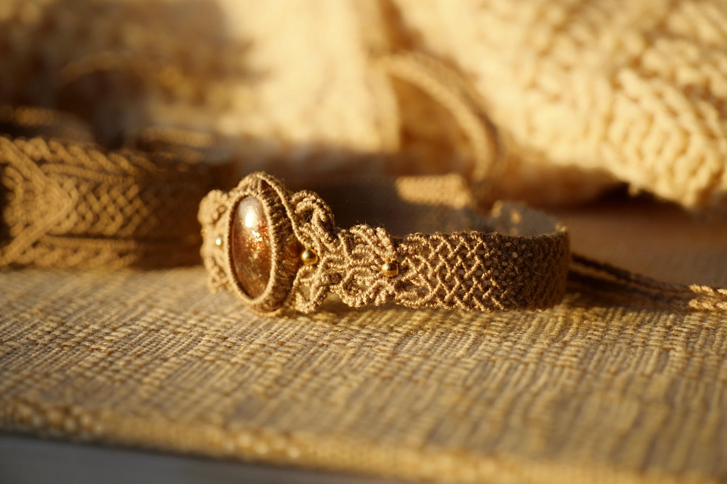 Bracelet manchettee en micro macramé avec pierre de soleil de l’Oregon - Coton & Astrance