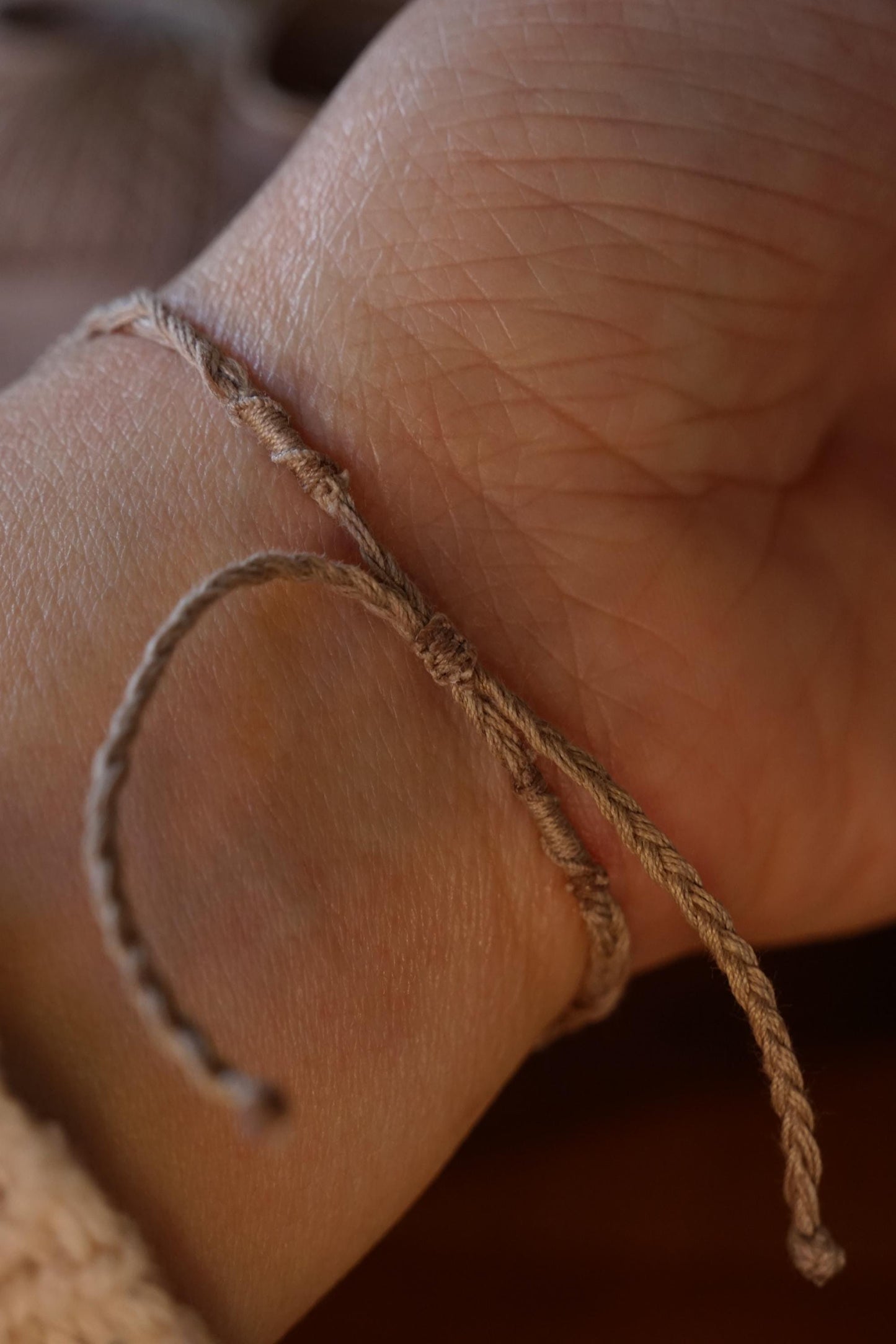 Bracelet Réglable en Micro Macramé avec Grenat Hessonite rouge - Coton & Astrance