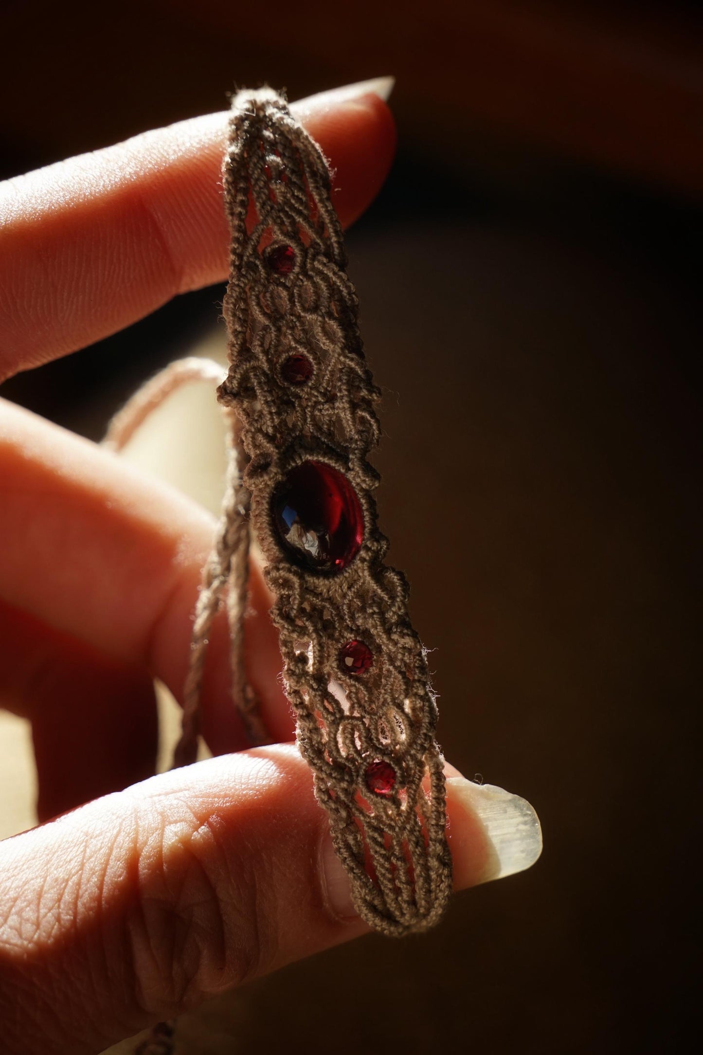 Bracelet Réglable en Micro Macramé avec Grenat Hessonite rouge - Coton & Astrance