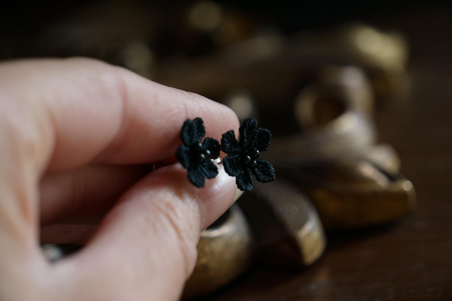Puces d’oreilles gothiques fleurs noires et agates - Coton & Astrance