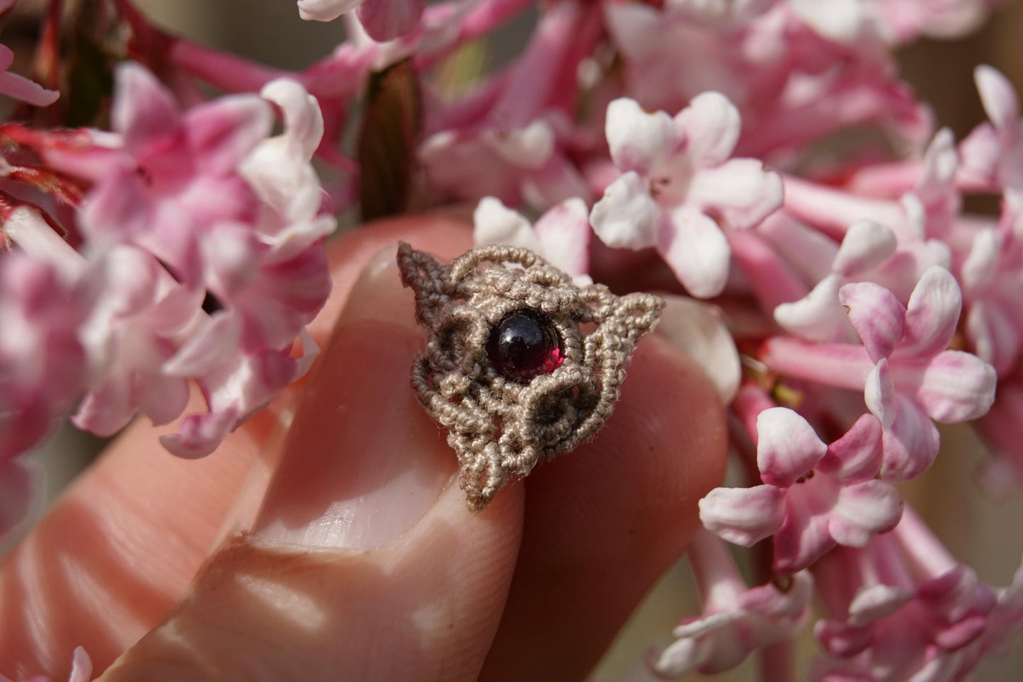 Mono Puce d’Oreille Triquetra en Micro Macramé et grenat rouge - Coton & Astrance