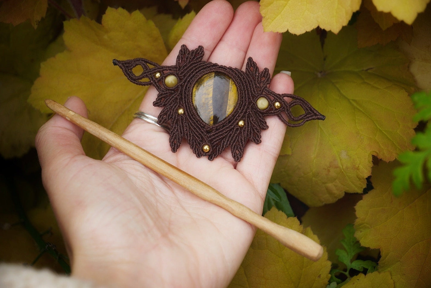 Barrette à Cheveux en Micro macramé Bois de Pommier et Œil de Tigre - Coton & Astrance