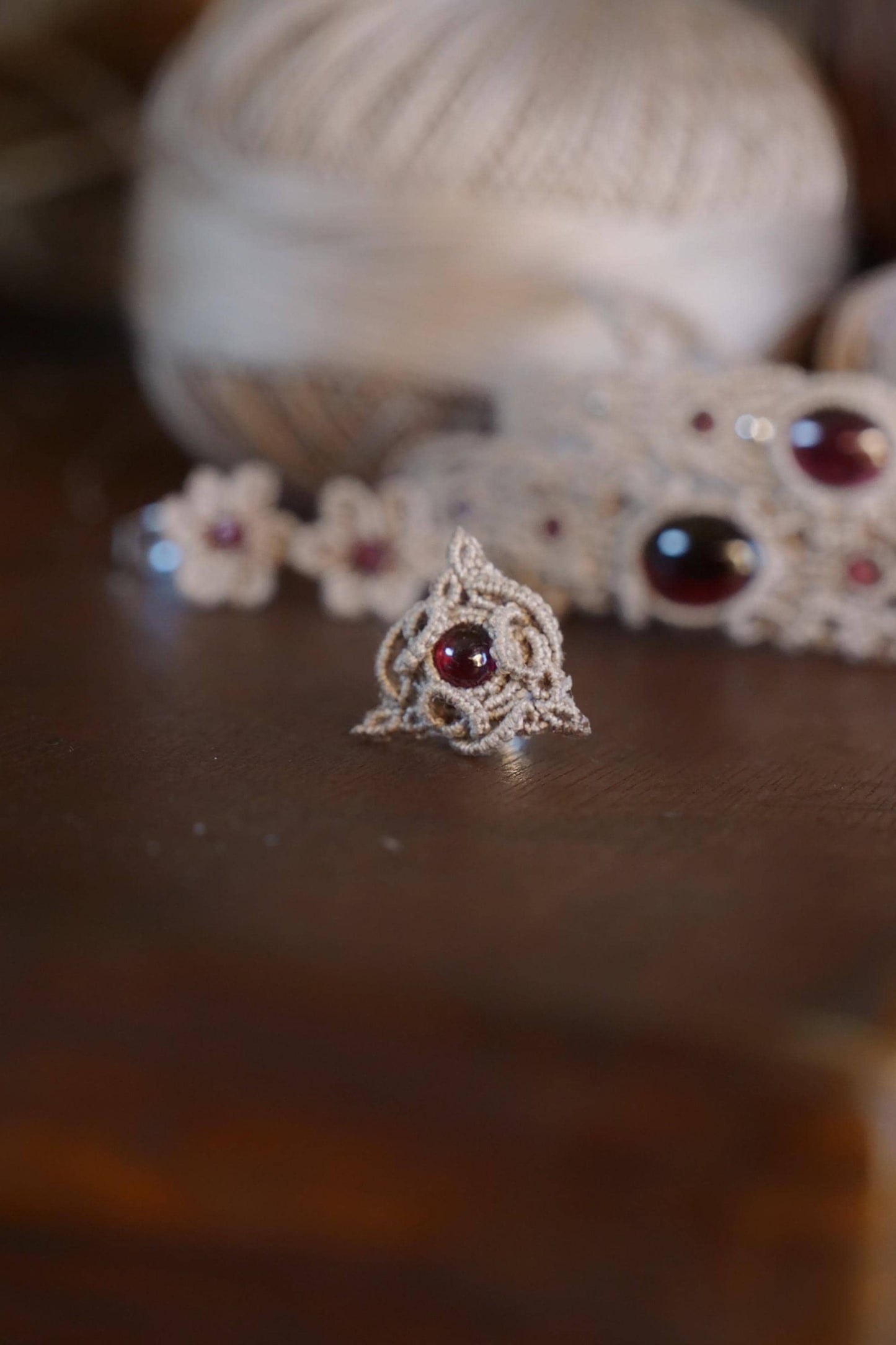 Mono Puce d’Oreille Triquetra en Micro Macramé et grenat rouge - Coton & Astrance