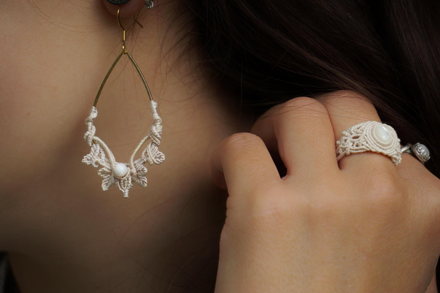 Boucles d’Oreilles en Micro Macramé avec nacre - Coton & Astrance