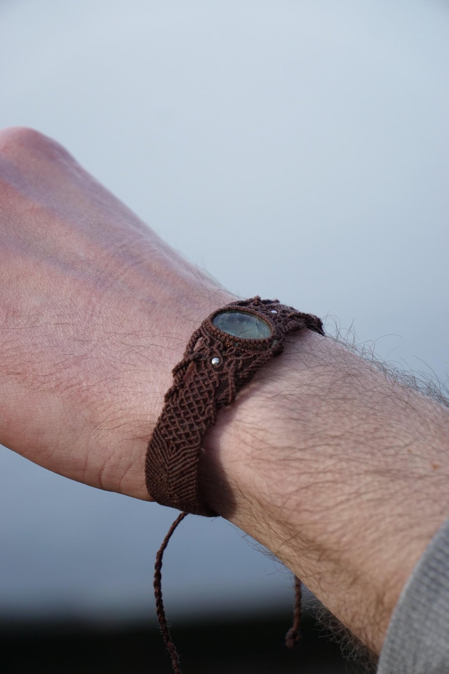 Bracelet homme manchette en micromacramé – Pierre de Soleil de l'Oregon Verte – Bijou elfique, celtique, ajustable, Bijou de couple - Coton & Astrance