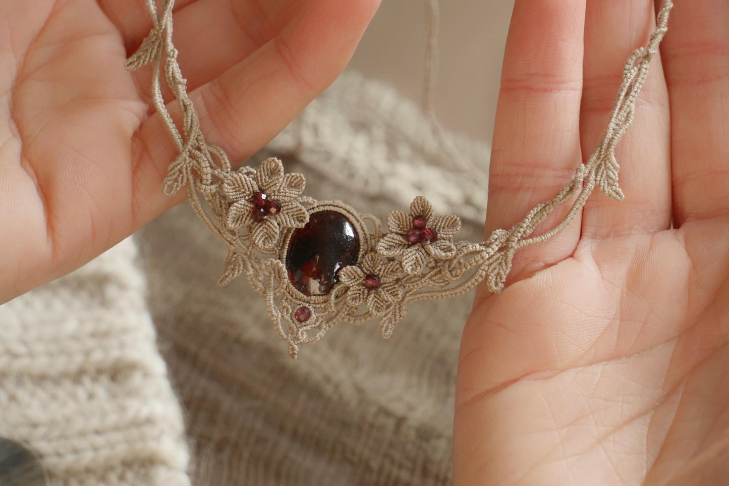 Collier Elfique en Micro macramé avec Grenat Rouge - Coton & Astrance