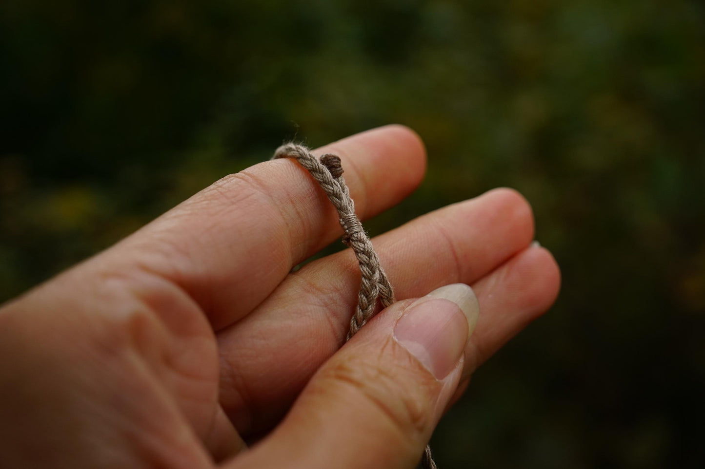 Bracelet Elfique en Micro Macramé avec Labradorite Blanche - Coton & Astrance