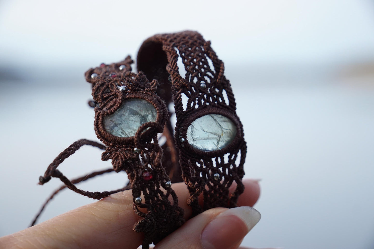 Bracelet homme manchette en micromacramé – Pierre de Soleil de l'Oregon Verte – Bijou elfique, celtique, ajustable, Bijou de couple - Coton & Astrance