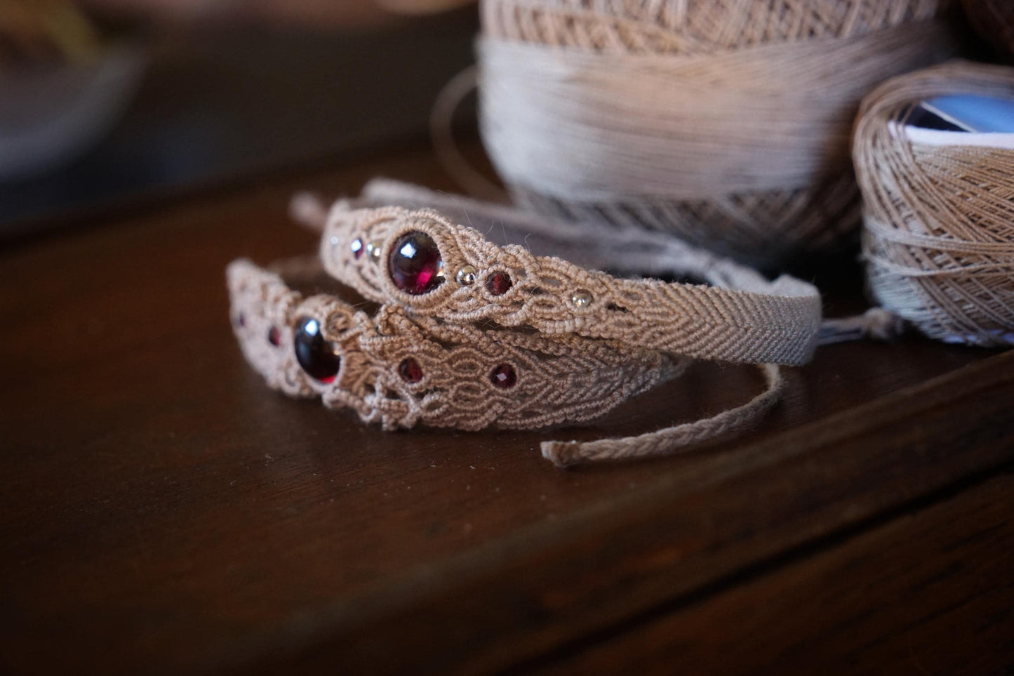 Bracelet Réglable en Micro Macramé avec Grenat Hessonite rouge - Coton & Astrance