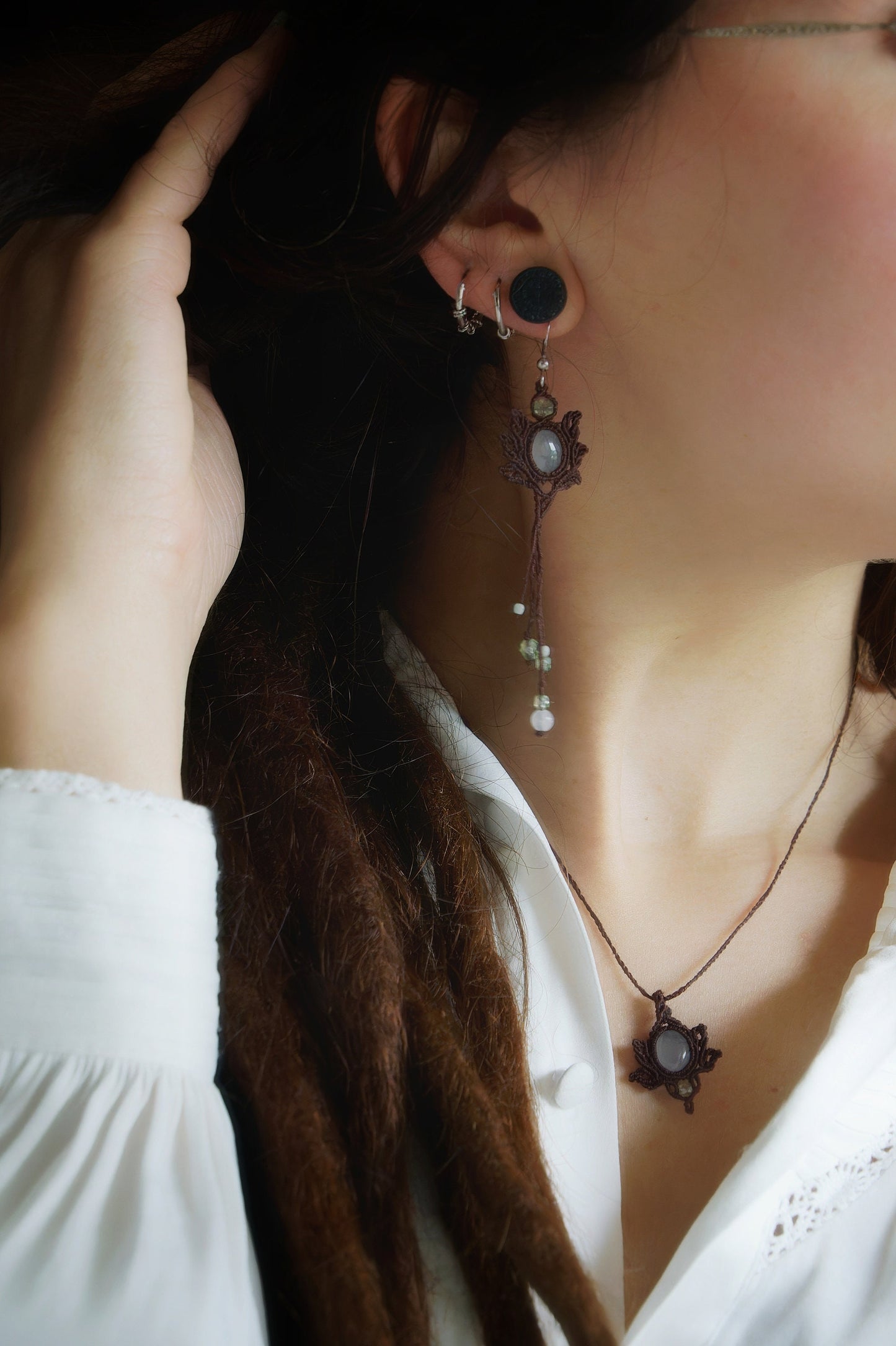 Boucles d'Oreilles en Micro Macramé avec Jade Blanc - Coton & Astrance