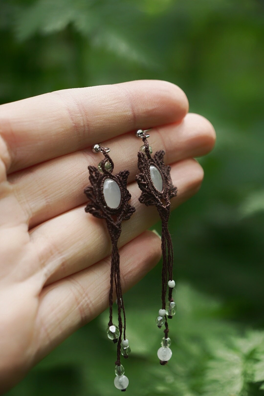 Boucles d'Oreilles en Micro Macramé avec Jade Blanc - Coton & Astrance