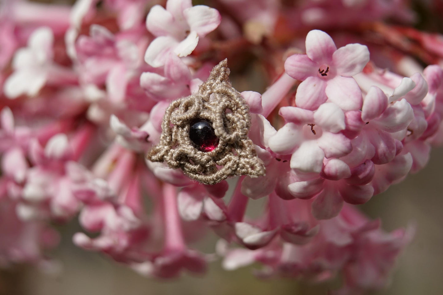 Mono Puce d’Oreille Triquetra en Micro Macramé et grenat rouge - Coton & Astrance