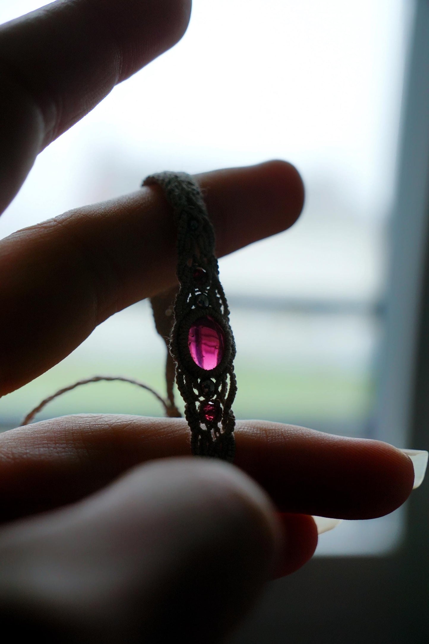 Bracelet femme en micro macramé et pierre naturelle rouge - Coton & Astrance