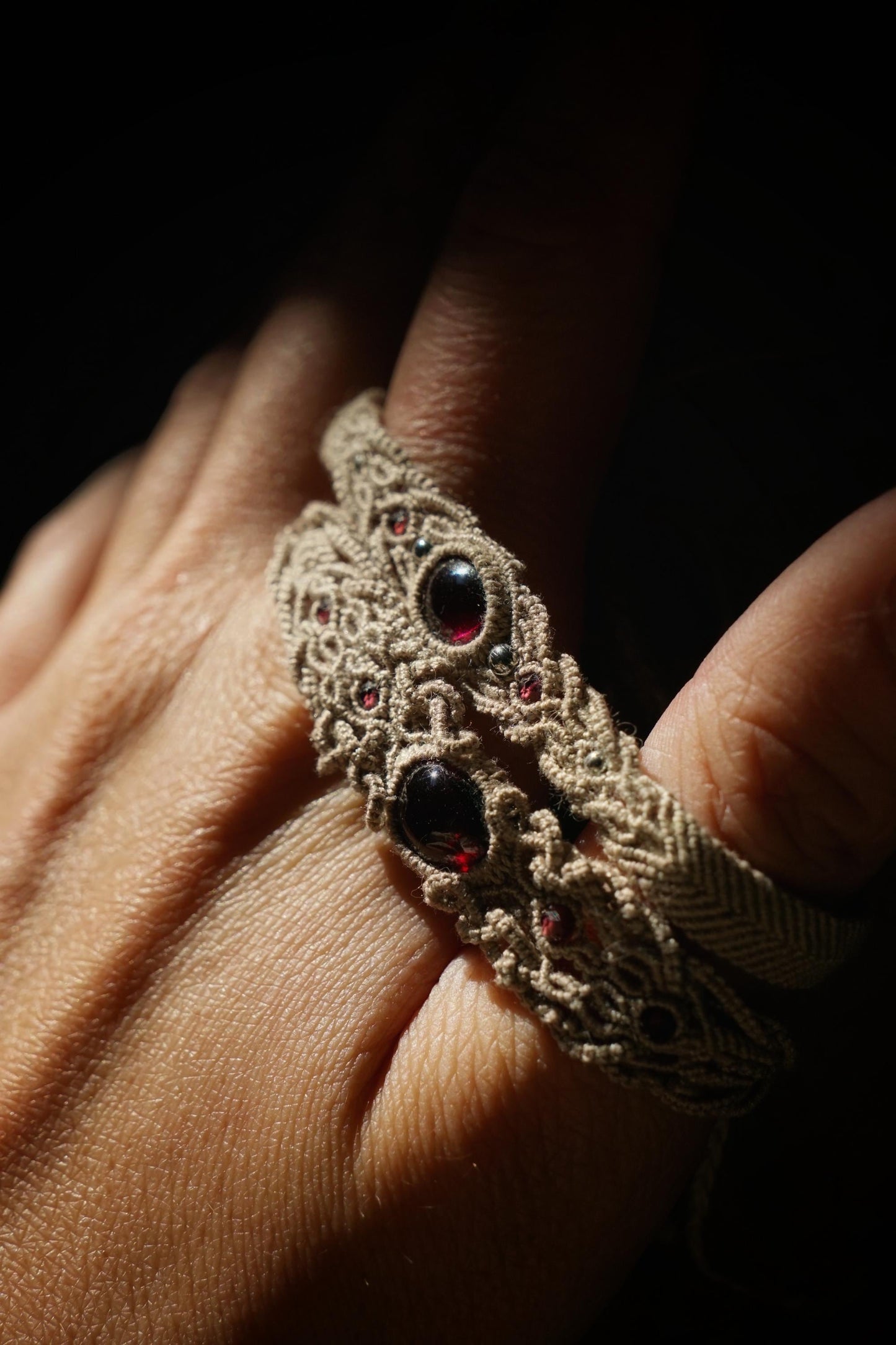 Bracelet Réglable en Micro Macramé avec Grenat Hessonite rouge - Coton & Astrance
