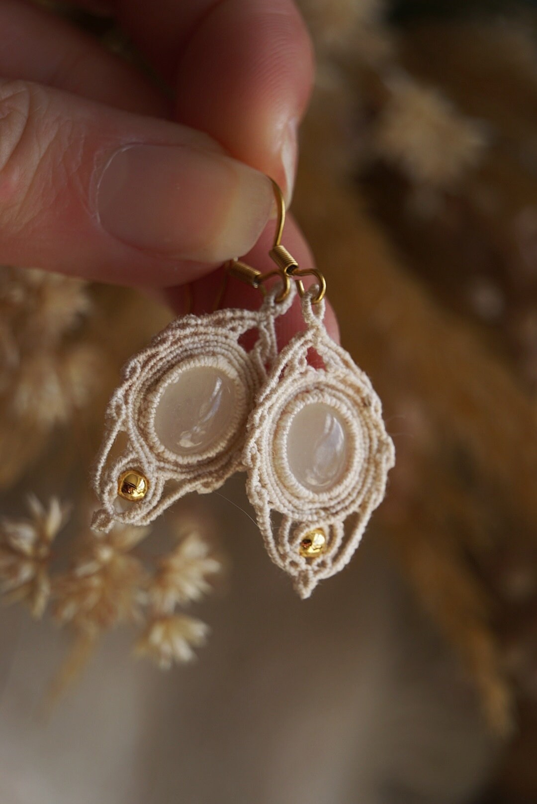 Boucles d'Oreilles en Micro Macramé en Jade Blanc - Coton & Astrance