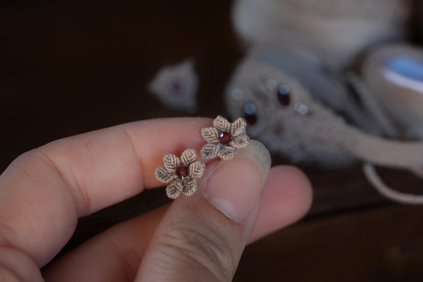 Puces d’Oreilles Florales en Micro Macramé avec grenat rouge - Coton & Astrance