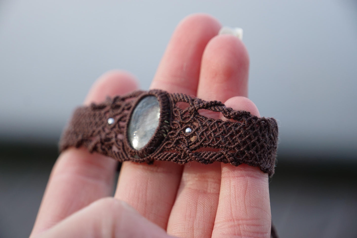 Bracelet homme manchette en micromacramé – Pierre de Soleil de l'Oregon Verte – Bijou elfique, celtique, ajustable, Bijou de couple - Coton & Astrance