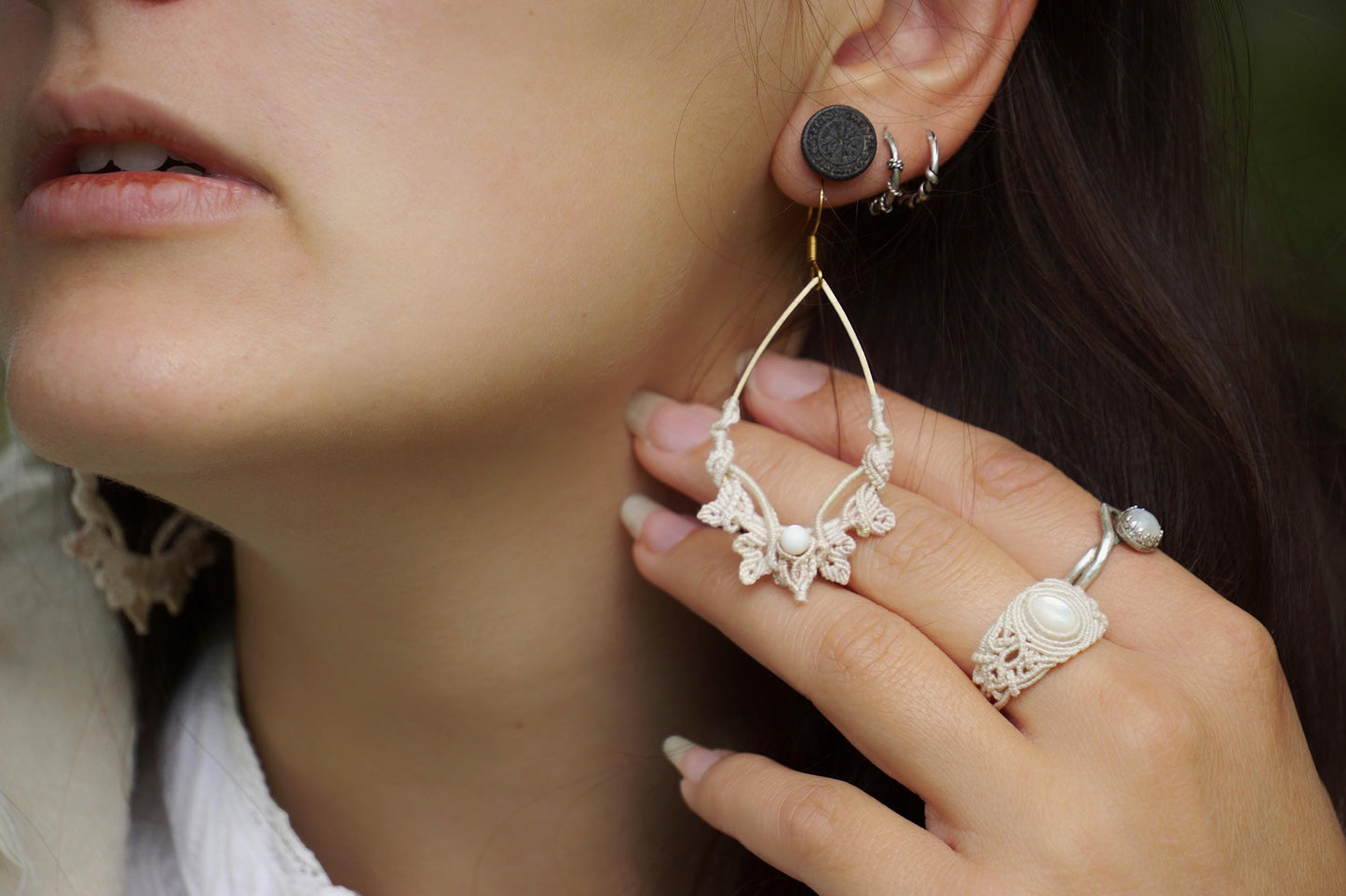 Boucles d’Oreilles en Micro Macramé avec nacre - Coton & Astrance