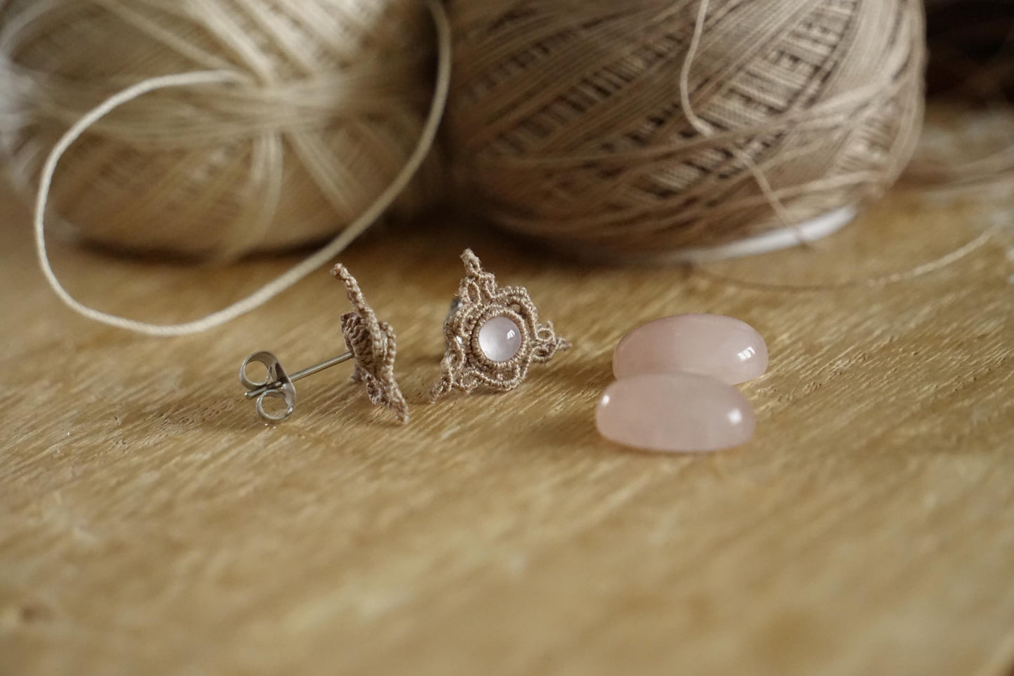 Puces Triangle Celtique en Quartz Rose - Coton & Astrance