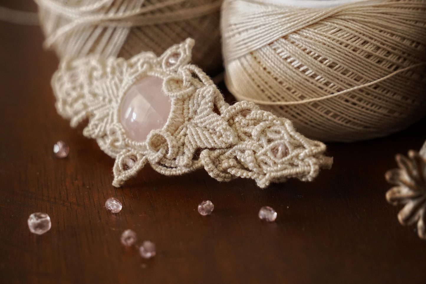 Barrette cheveux bohème en quartz rose – Bijou elfique fait main - Coton & Astrance