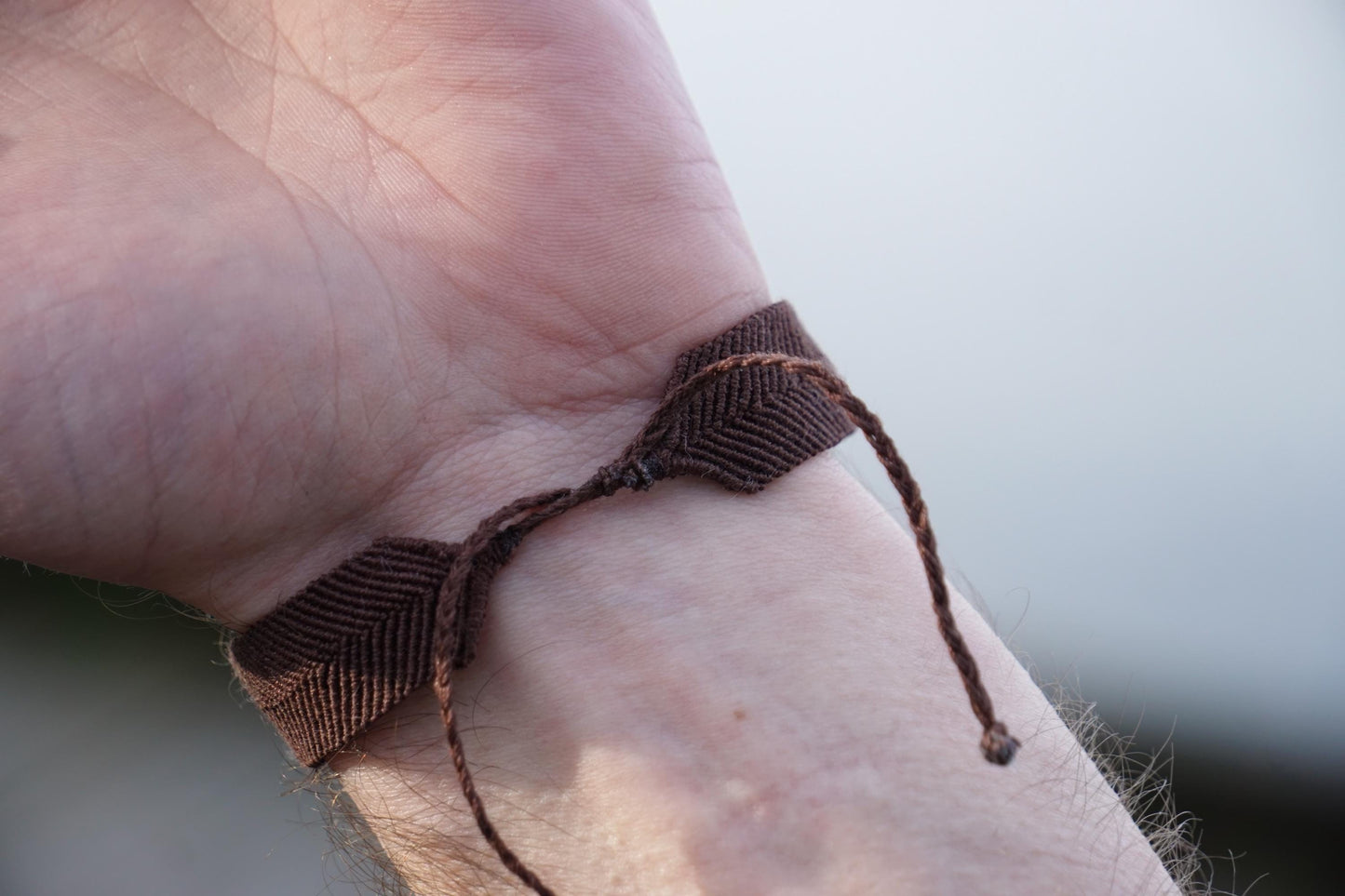 Bracelet homme manchette en micromacramé – Pierre de Soleil de l'Oregon Verte – Bijou elfique, celtique, ajustable, Bijou de couple - Coton & Astrance