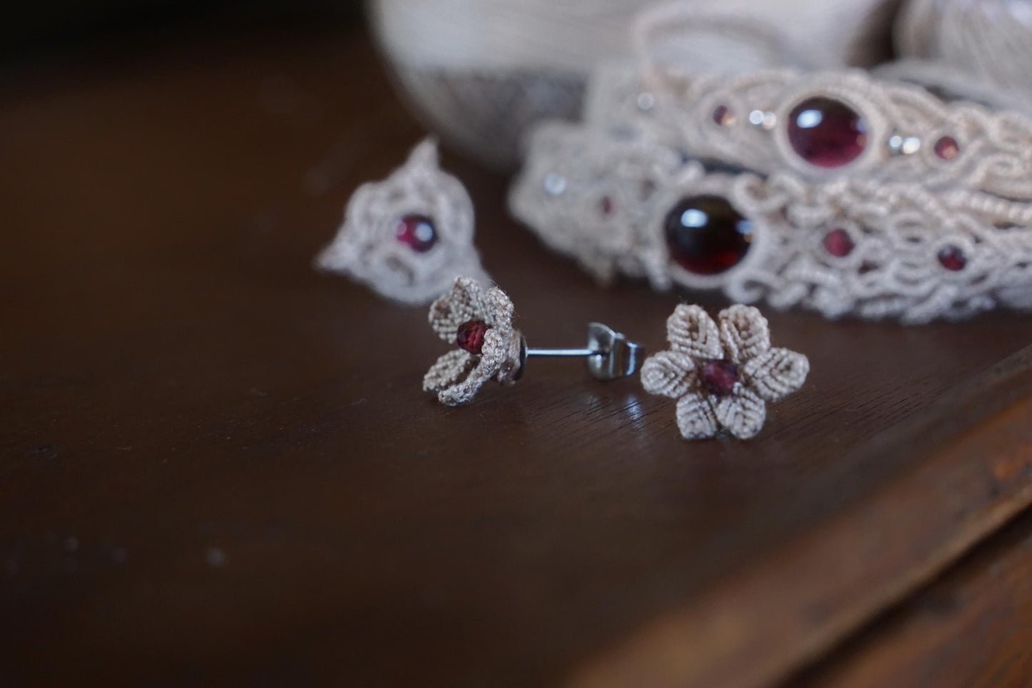 Puces d’Oreilles Florales en Micro Macramé avec grenat rouge - Coton & Astrance