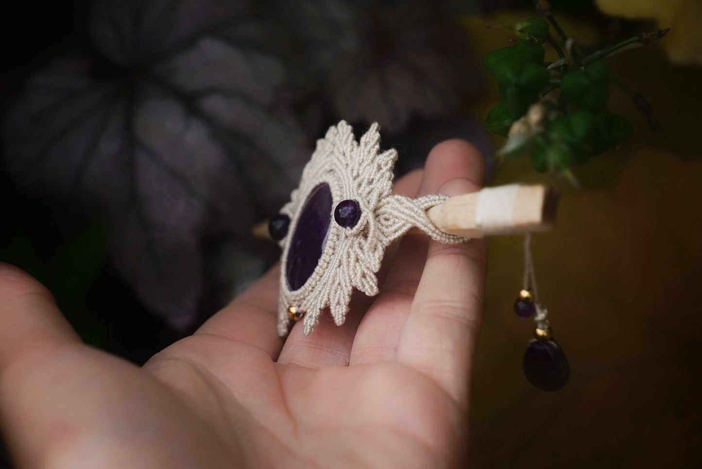 Broche à Cheveux en Micro Macramé, Bois de Frêne et Améthyste - Coton & Astrance