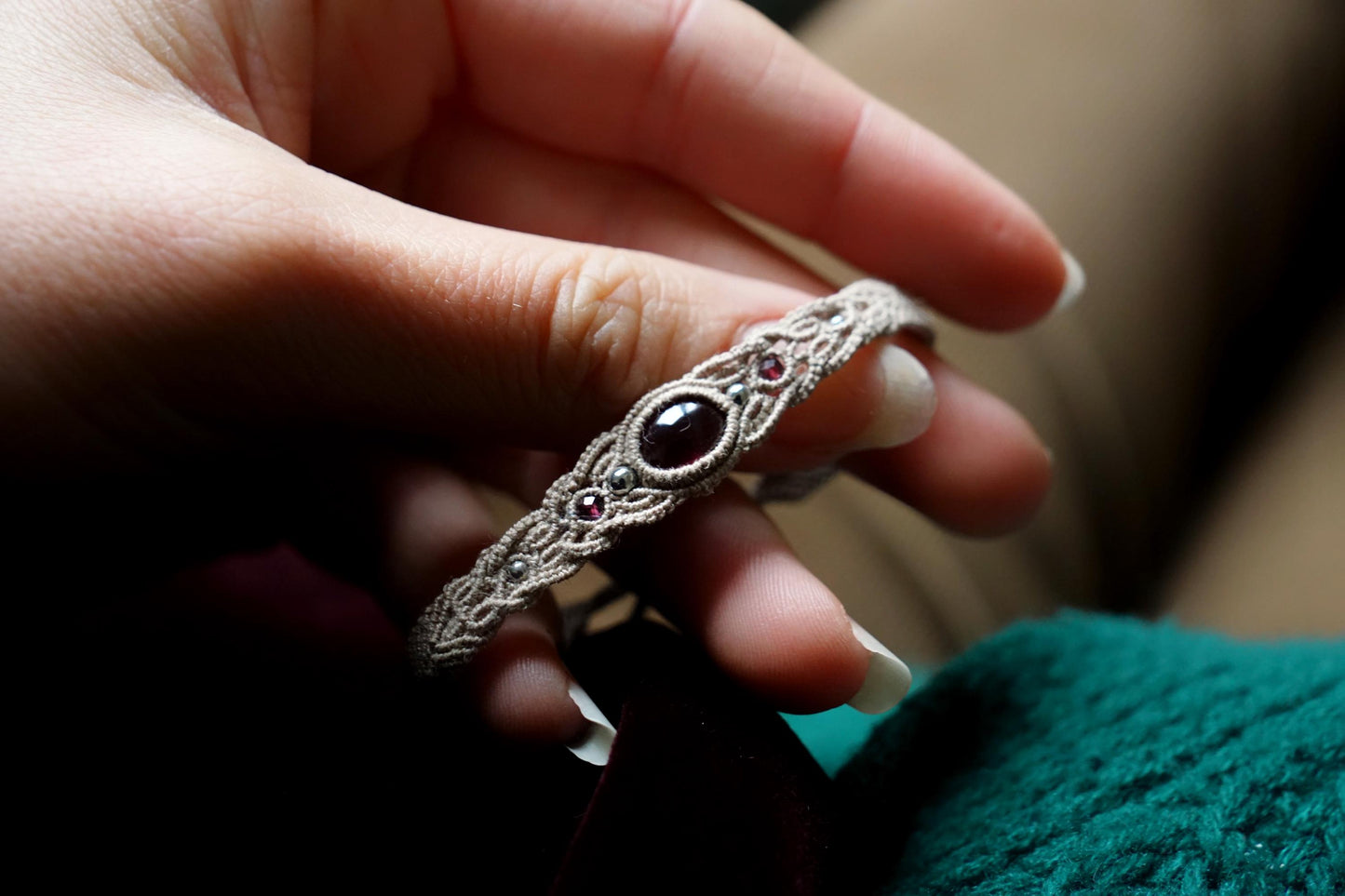Bracelet femme en micro macramé et pierre naturelle rouge - Coton & Astrance