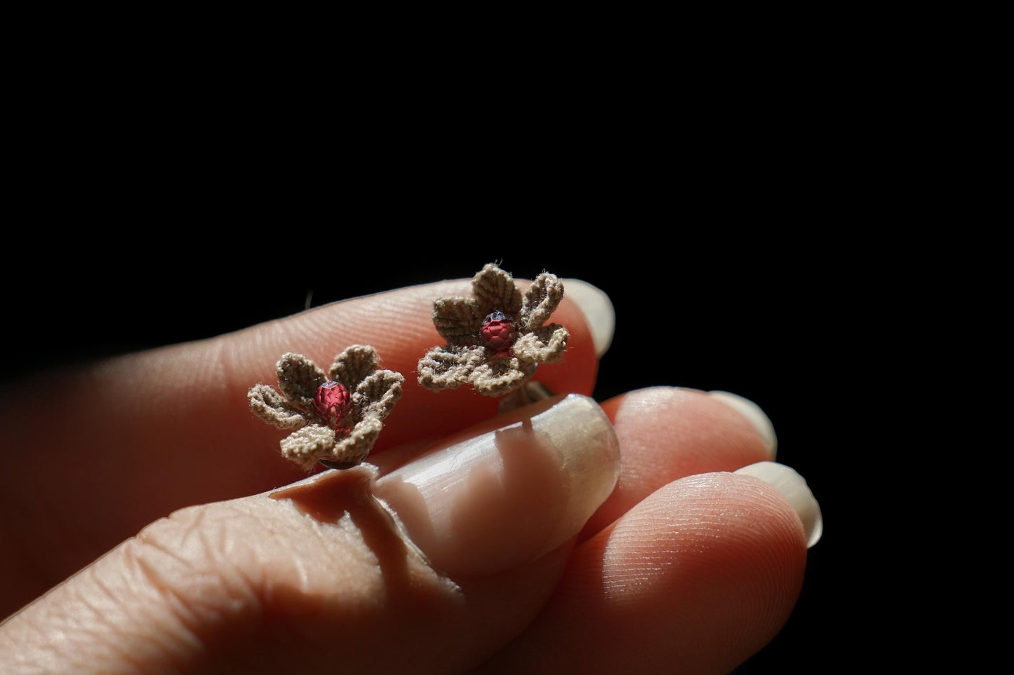 Puces d’Oreilles Florales en Micro Macramé avec grenat rouge - Coton & Astrance