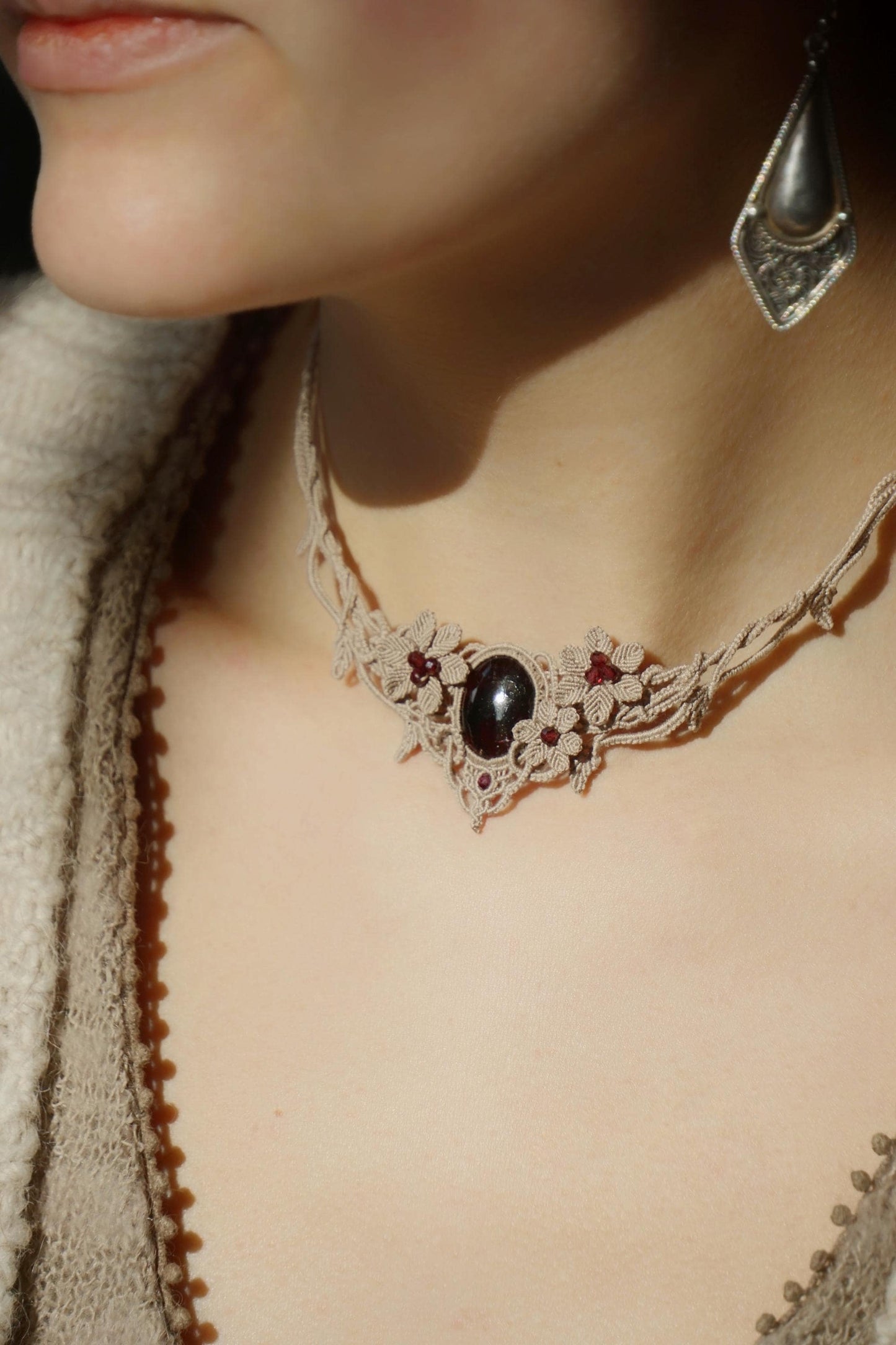 Collier Elfique en Micro macramé avec Grenat Rouge - Coton & Astrance