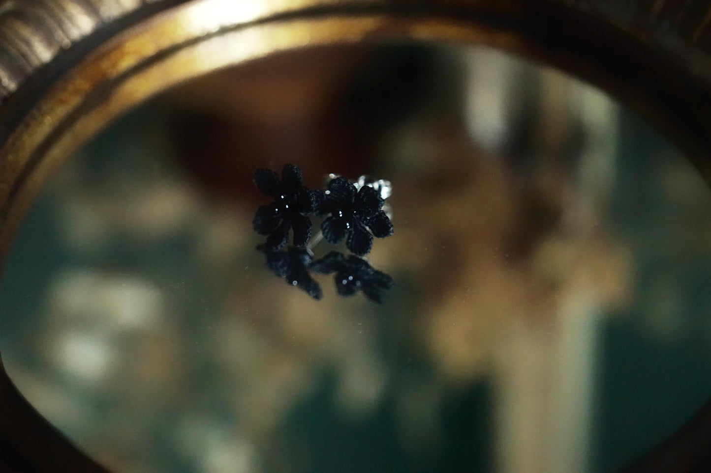 Puces d’oreilles gothiques fleurs noires et agates - Coton & Astrance